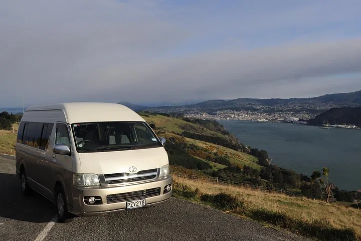 Tour van overlooking Dunedin